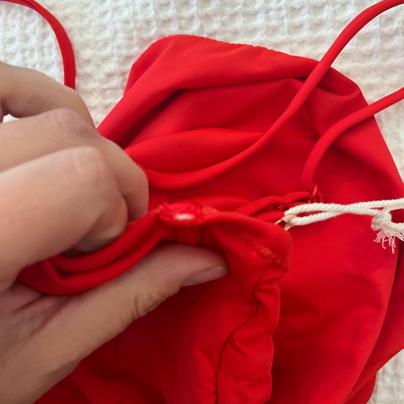 Good American Show Off Underwire One Piece Bright Poppy - Picture 8 of 10